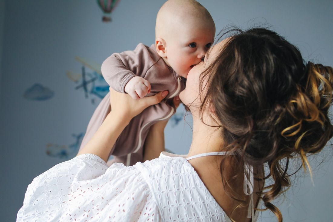 Mãe com seu bebê em um momento de afeto